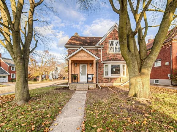 30 Dunbar Rd S, Waterloo, ON N2L 2E3