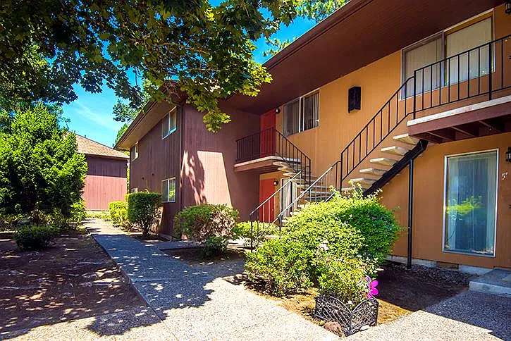 Royal Oaks Apartments — Photo 2