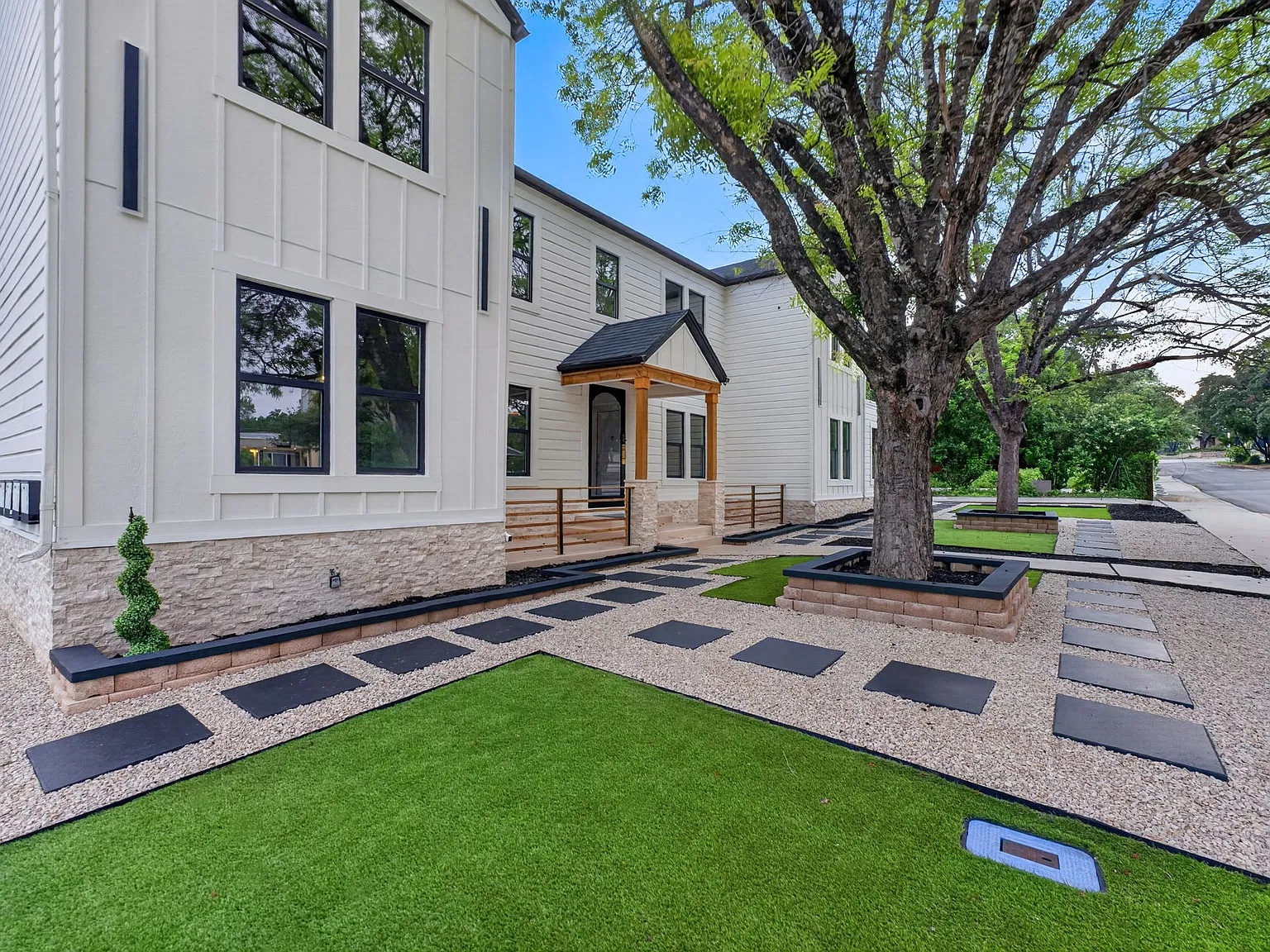2 bed, 750 sqft, $2,200 — Photo 3