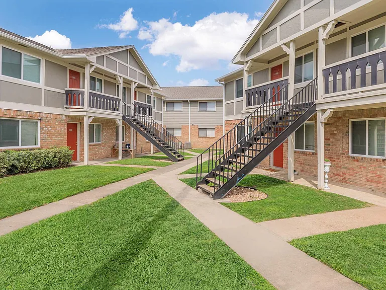 Castlewood Apartments — Photo 6