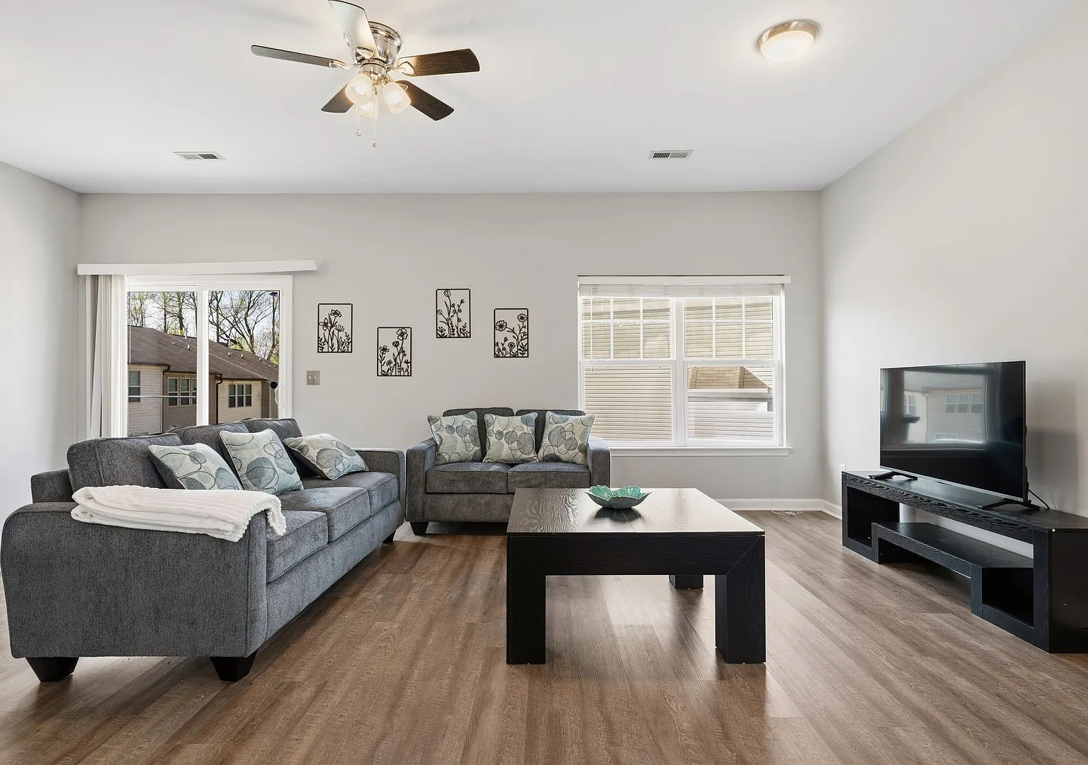 Fully Furnished - Upgraded End-Unit Retreat | 3br/2.5ba, Dedicated Office Space & Private Garage ... — Photo 2
