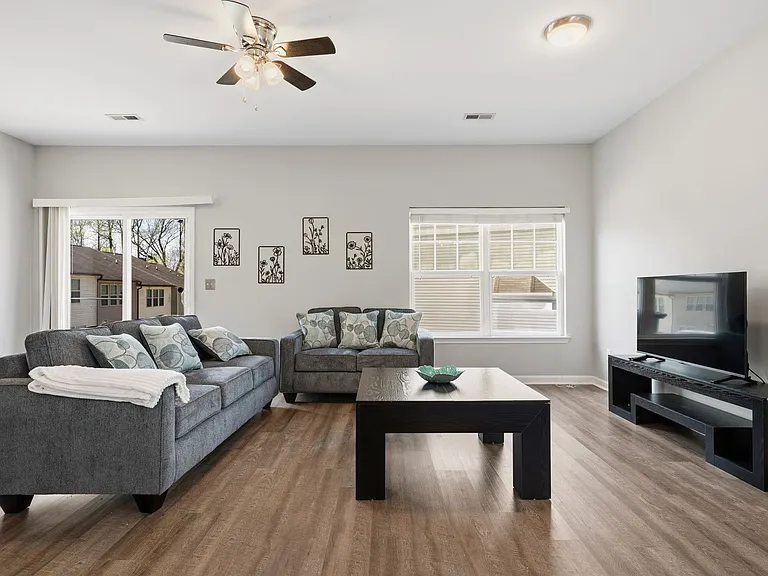 1326 Stone Manor Dr — Photo 2
