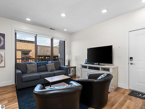 3rd image of 131 E 8th St #315