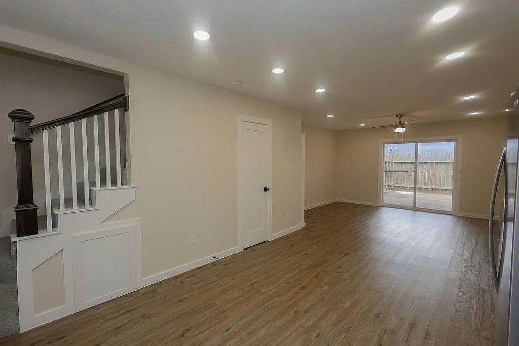 2 bed, 1.5 bath, 8320 sqft, $1,450 — Photo 2