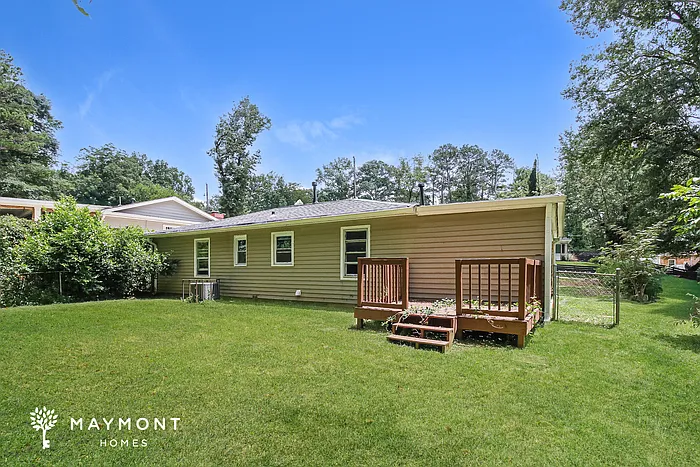 1044 Valley View Rd SE — Photo 3