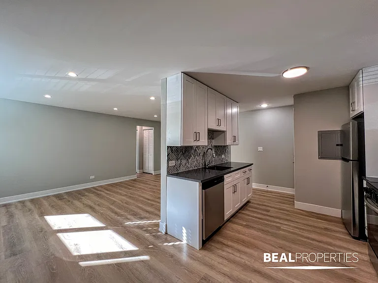 452 W Oakdale — Photo 20