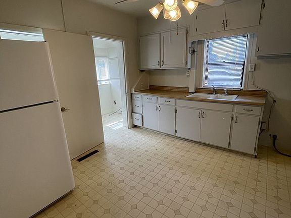 4th image of 596 College St