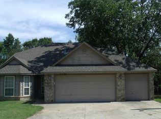 2200 Pecan Chase Cir, Claremore, OK 74017