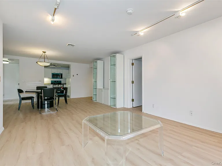 100 Cuttermill Rd #2C — Photo 14