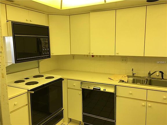 3rd image of 17920 Gulf Blvd APT 1706