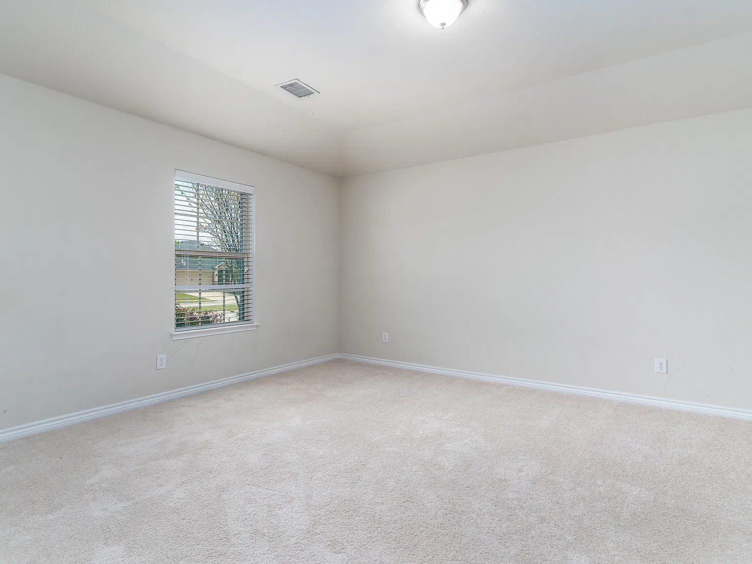 3 bed, 2200 sqft, $2,300 — Photo 4