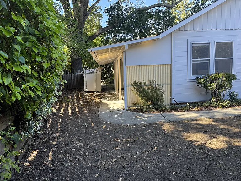 221 The Alameda — Photo 32