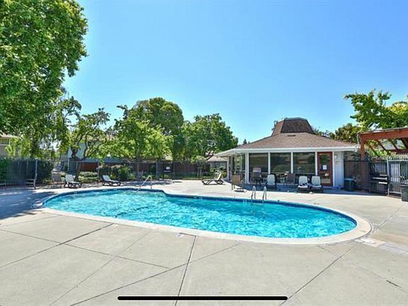 Swimming Pool and Clubhouse. Tenants have free access to the facilities