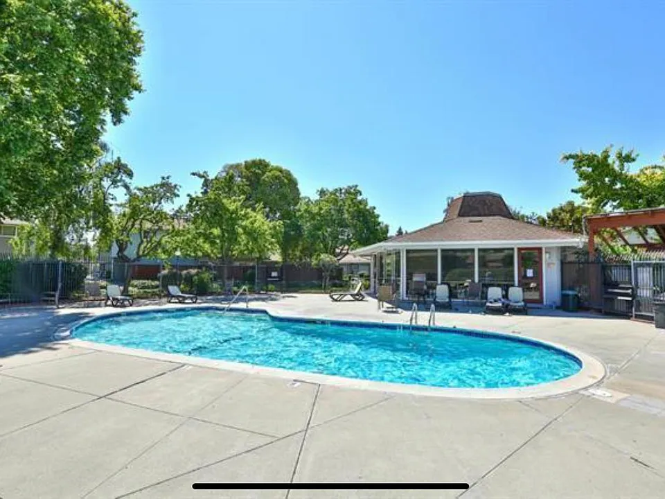 Swimming Pool and Clubhouse. Tenants have free access to the facilities