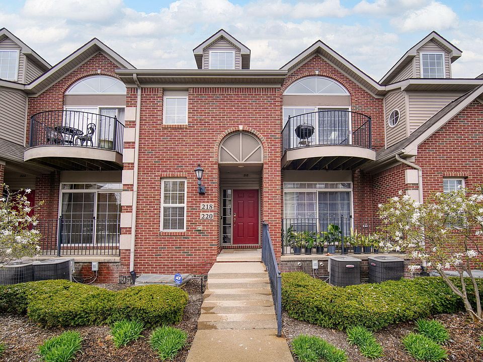 1st image of 220 W Oakbrook Dr