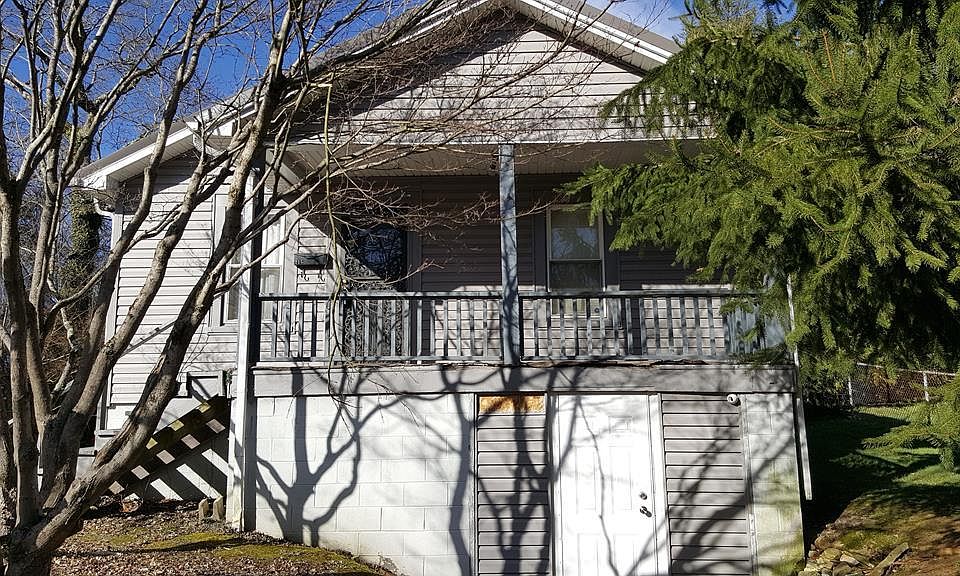 1st image of 215 Clyde St