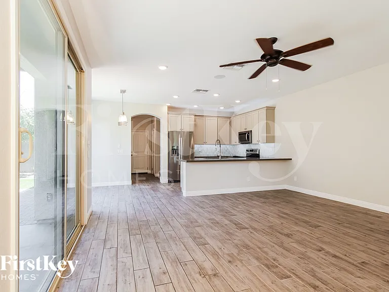 1023 S 151st Ln — Photo 2