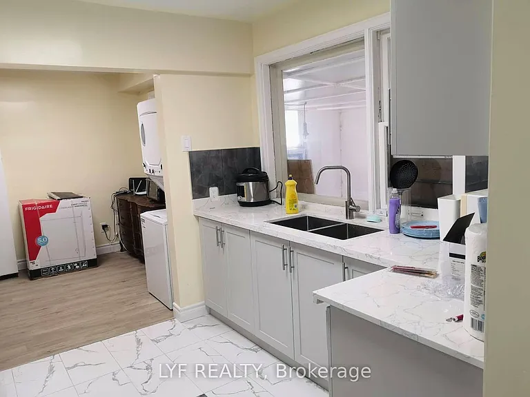 22 Ivordale Cres #A — Photo 3