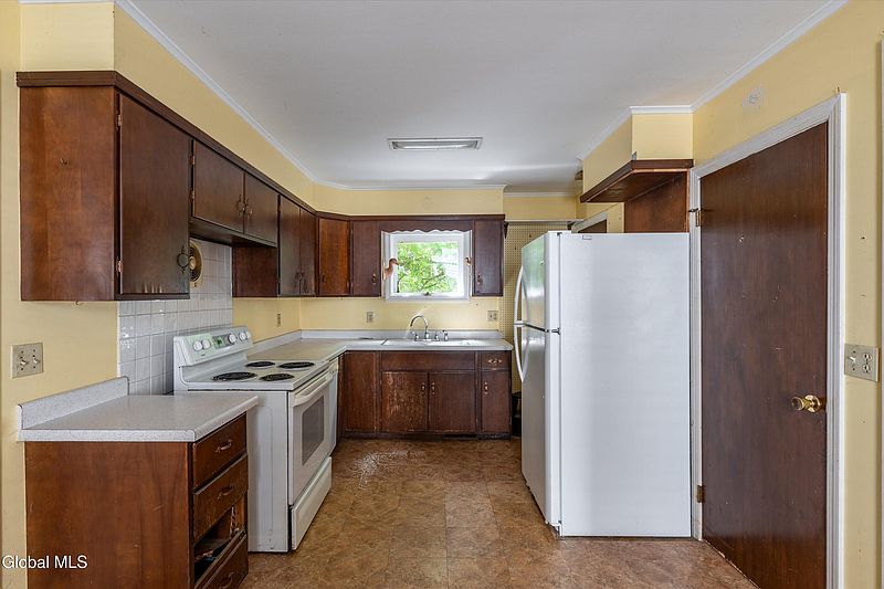 3rd image of 110 Oak Street