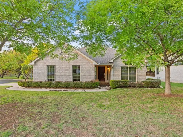 132 W Creekview Dr, Fredericksburg, TX 78624