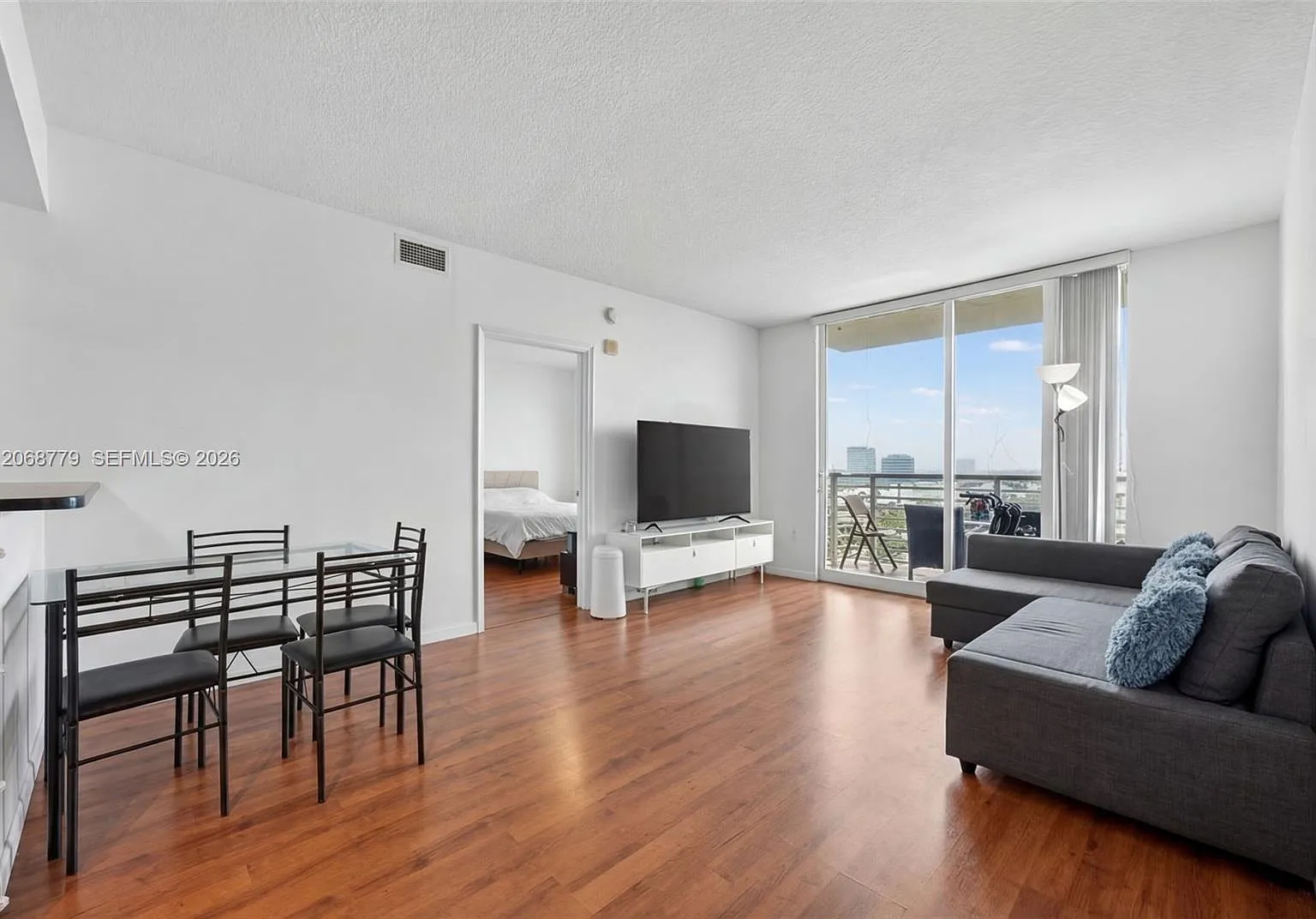 Venture At Aventura East — Photo 2