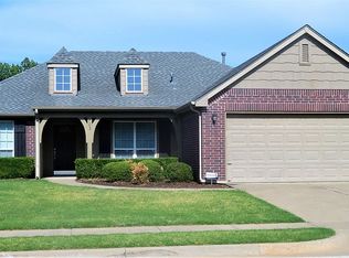 703 N Sycamore St, Jenks, OK 74037