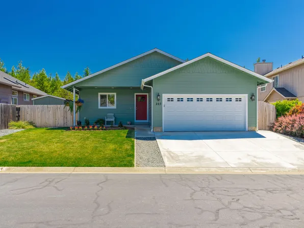 223 Cedar Brook Ln, Cave Junction, OR 97523