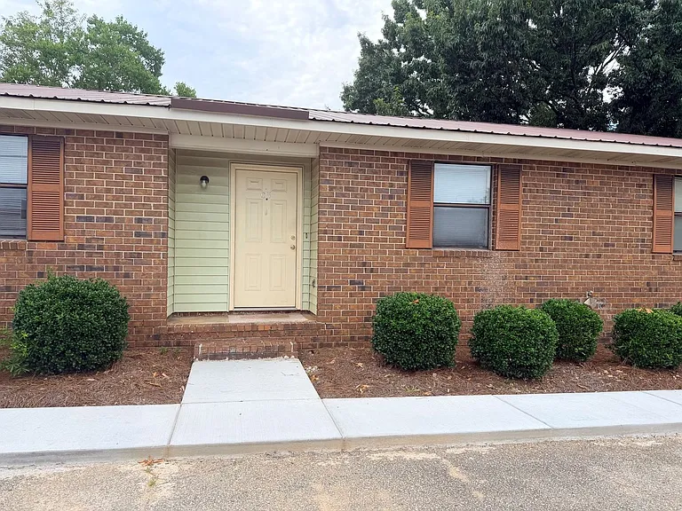 1605 Westbrook Dr #C-2 — Photo 1