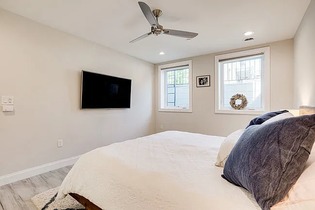 233 Seaton Pl NE — Photo 3