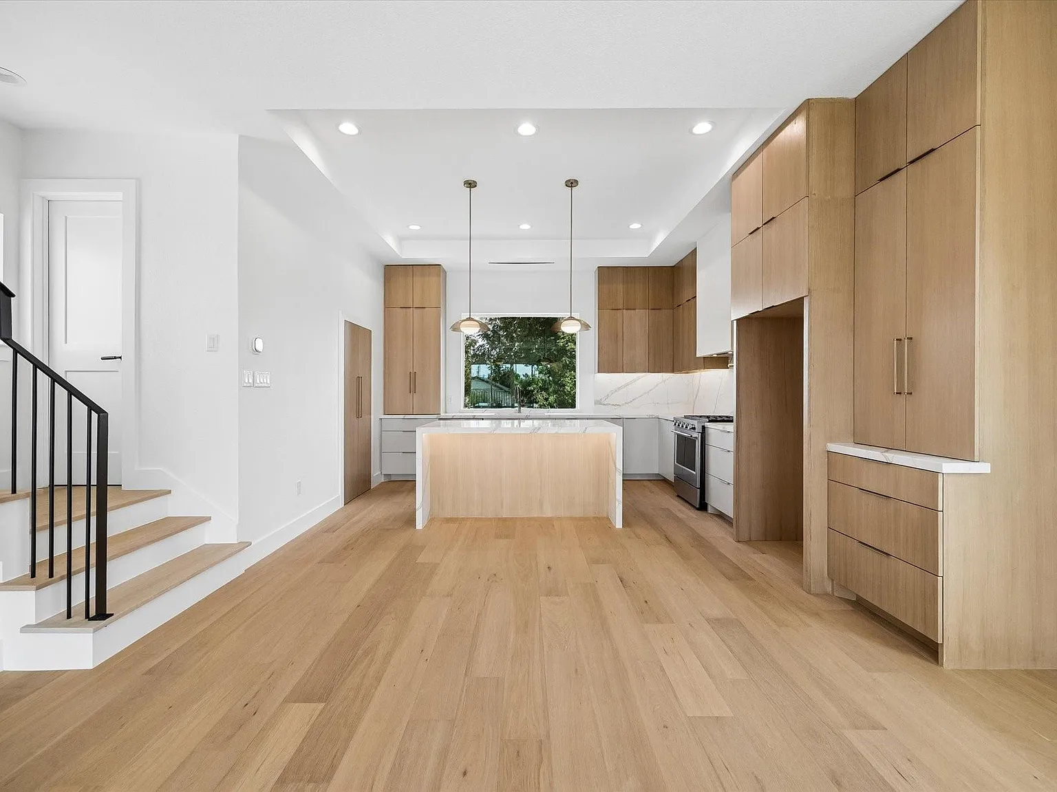 3 bed, 3.5 bath, 22340 sqft, $3,500 — Photo 3