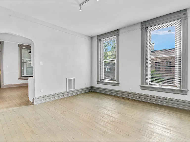 1659 W 21st St #2R — Photo 8