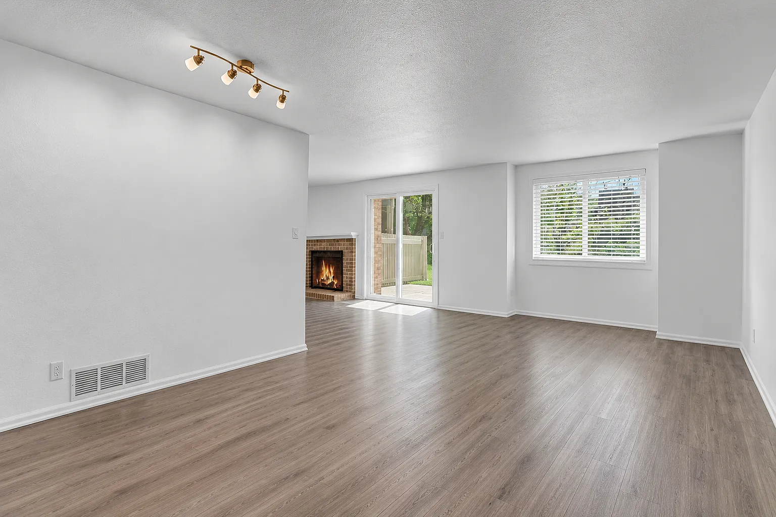 2 bed, 1776 sqft, $2,548 — Photo 2