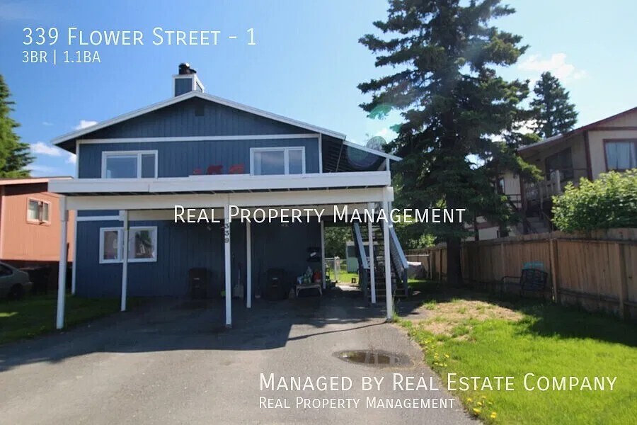 Eastside-Top-Floor Spacious 3 Bed w/ Carport and Washer/Dryer — Photo 1