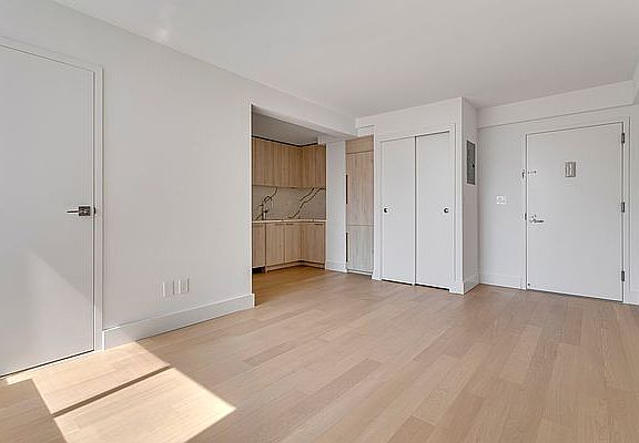3rd image of 250 W 19th St #B