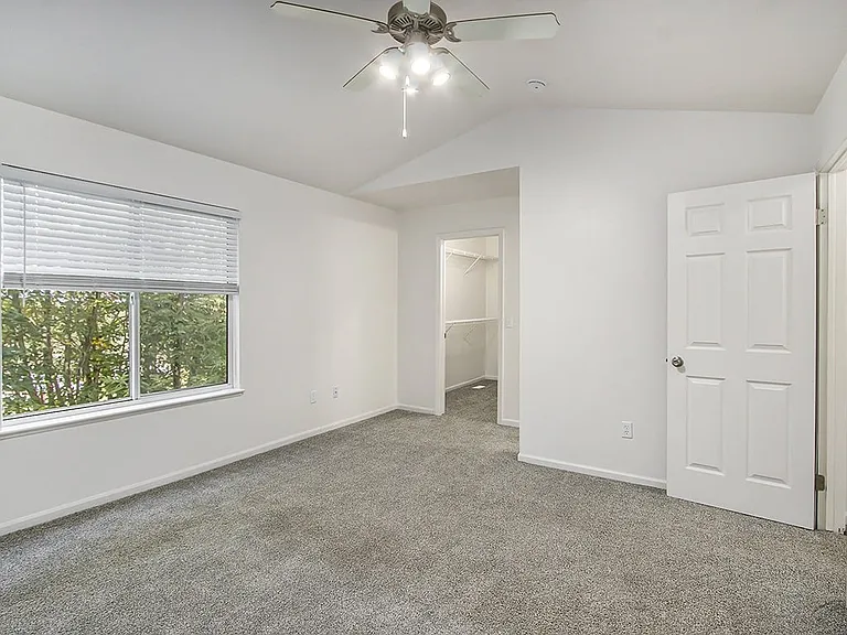 Autumn Lakes Apartments and Townhomes — Photo 42