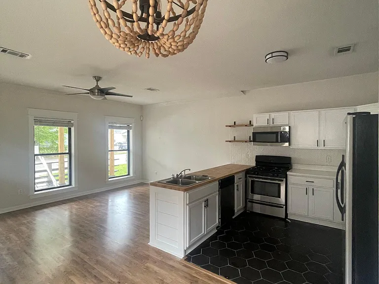 904 N Davis Hwy — Photo 21