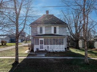 810 E 4th St, Vinton, IA 52349