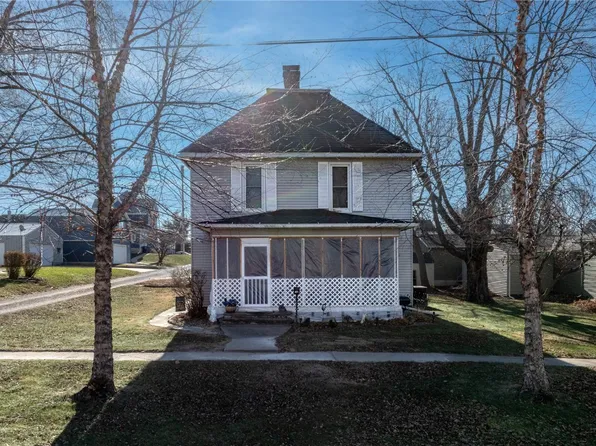 810 E 4th St, Vinton, IA 52349