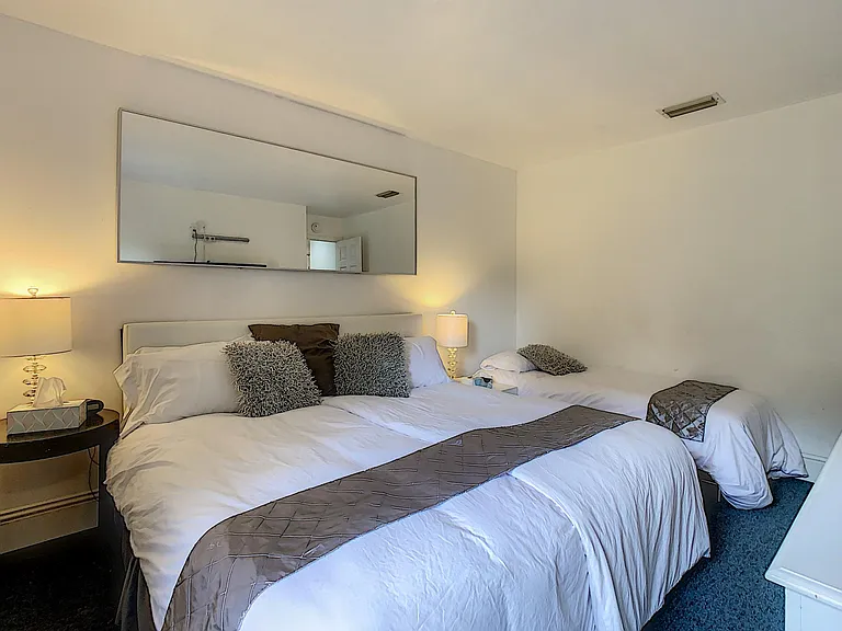 Bedroom Nr 2 with 1 King or 2 Twins and one single extra bed. Comfortable beds with memory foam for your beauty sleep.