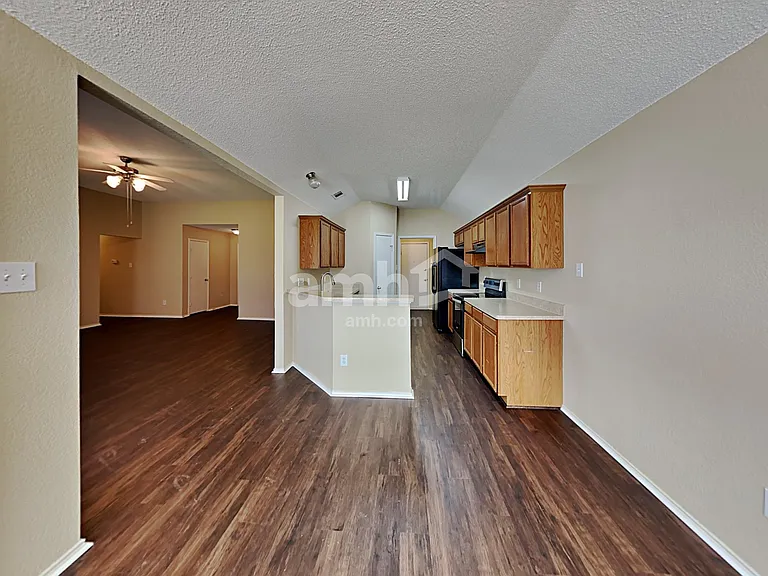 904 Crowder Dr — Photo 5