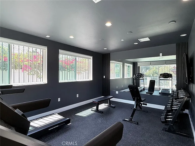 1575 W 35th St — Photo 17