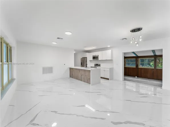 19611 NW 7th Ct, Miami Gardens, FL 33169