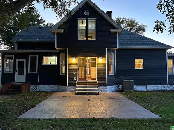 351 S 2nd St, Akron, IA 51001