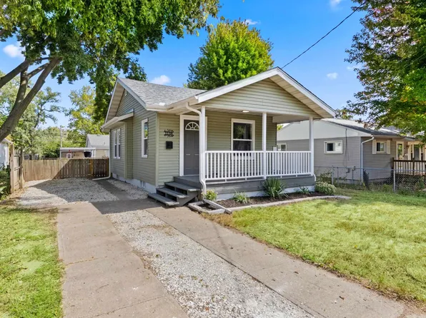 1136 N 16th St, Pekin, IL 61554