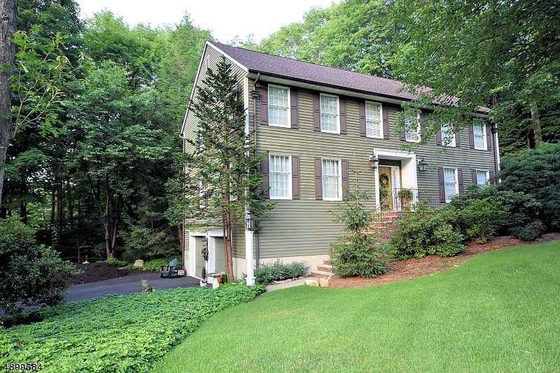 1st image of 7 Bel Air Dr