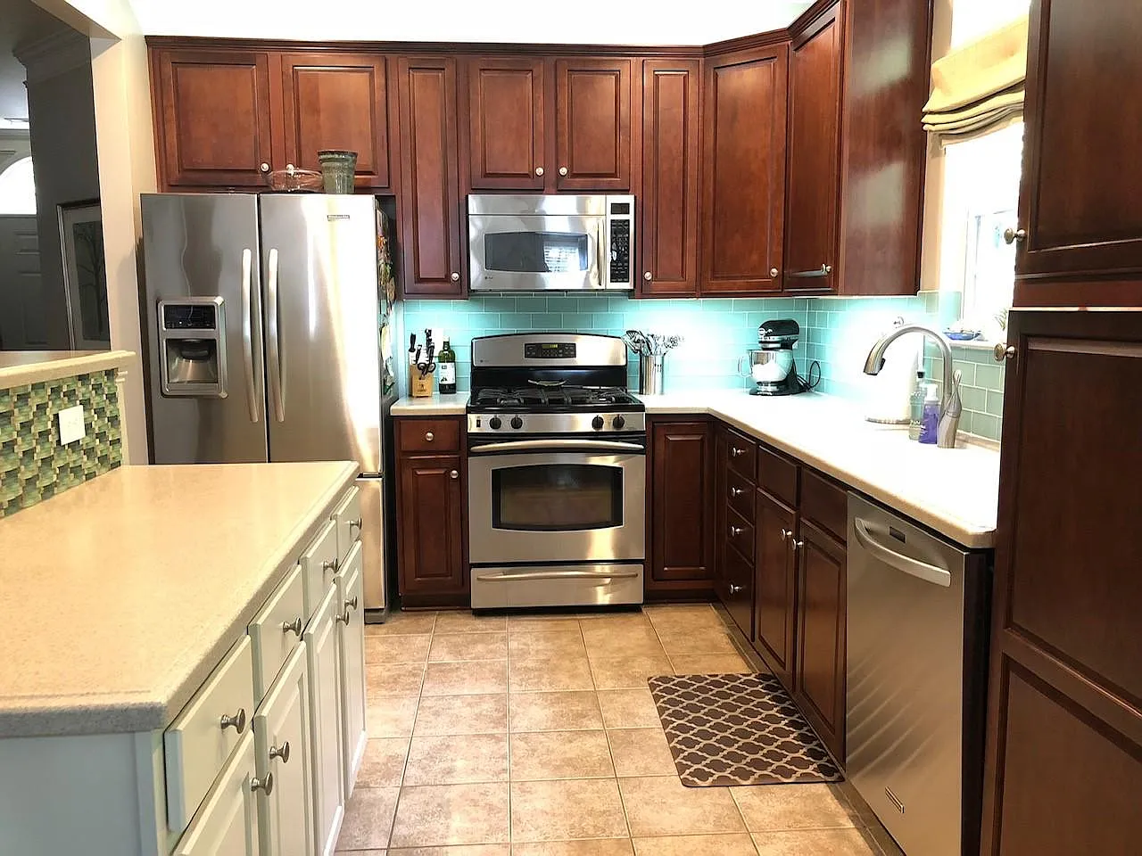 3 bed, 2.5 bath, 2550 sqft, $3,100 — Photo 3