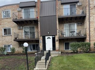 337 Hawthorne Cir, Mount Prospect, IL 60056