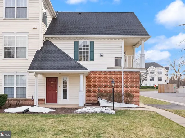 25240 Lake Shore Sq Unit 200, Chantilly, VA 20152