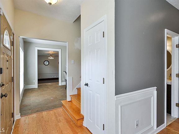 5th image of 40 Mary Lynn Ln