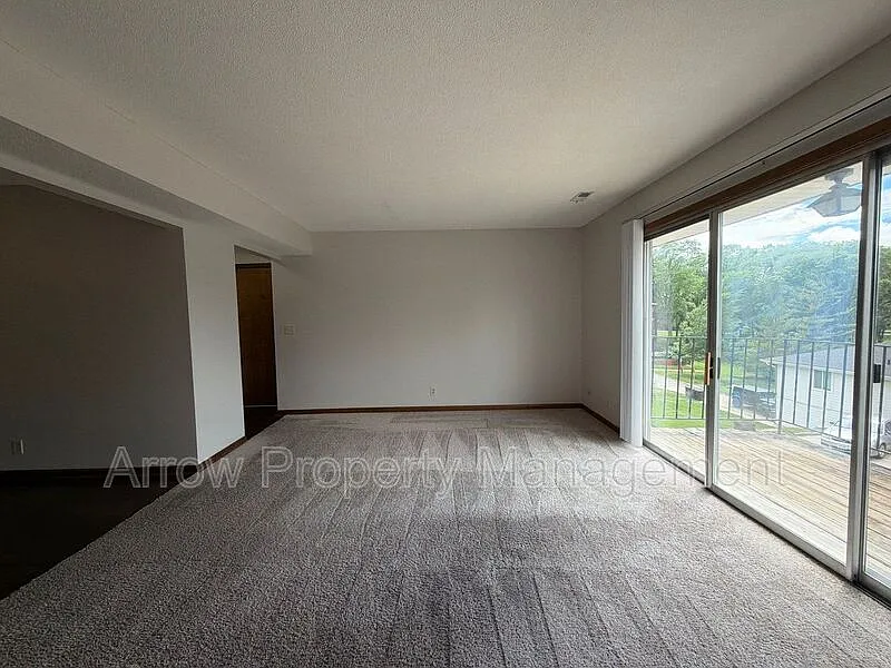 2 bed, 1.5 bath, 958 sqft, $995 — Photo 3